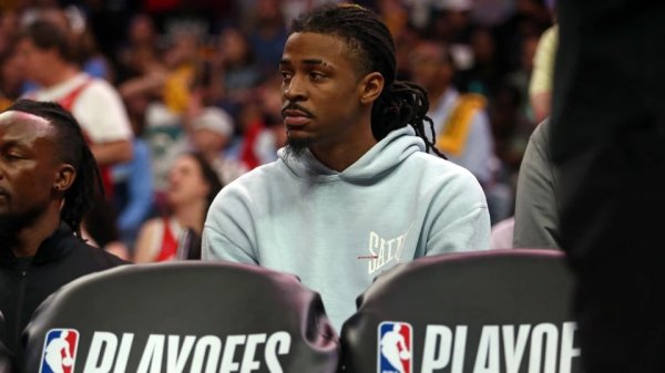 亚晶金融 灰熊队球员贾·莫兰特与自由人队球员萨布丽娜·约内斯库在自由人队对阵狂热队的比赛后分享喜悦