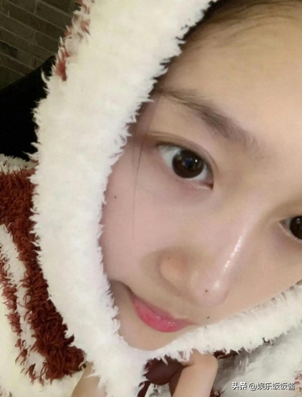 交易鑫优配 27岁关晓彤素颜曝光，像个老太太一样，网友直呼认不出！