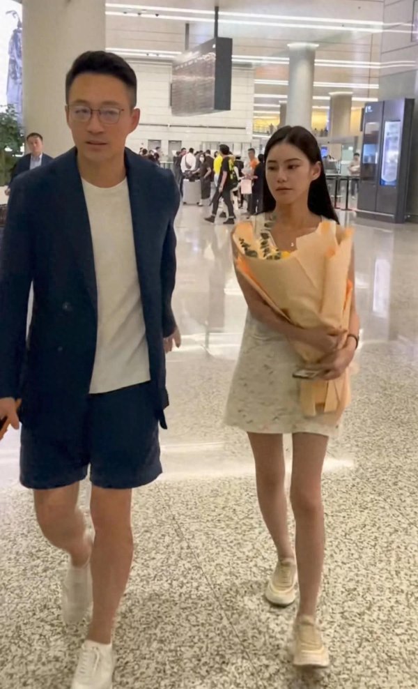 信德 汪小菲和老婆在日本购物，马筱梅被原相机怼脸拍照，脸部皮肤超好