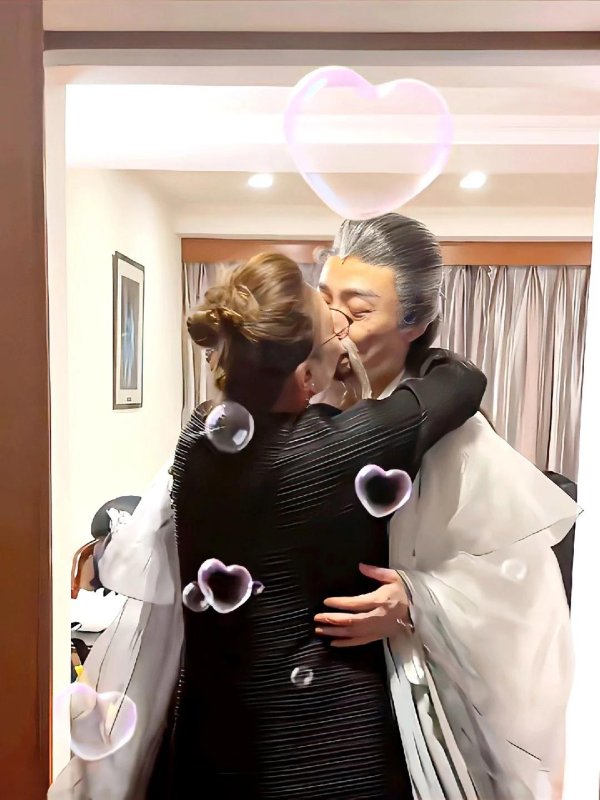 冠达配资 51岁祖峰带刘天池买包包！依旧一身黑很朴素，丁克无牵挂到处旅游