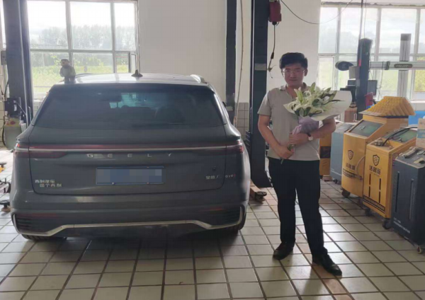 宏盛证券 车主事故后赠花致谢, 吉利售后做了什么让人如此感动?