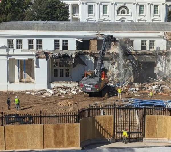 富通优配 整个白宫东翼都要被拆了，特朗普回应不透明指控：你个三流记者